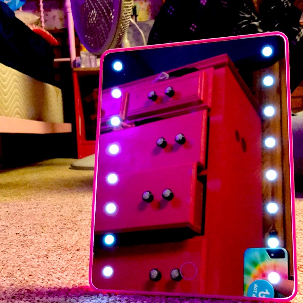 Selling a light up mirror